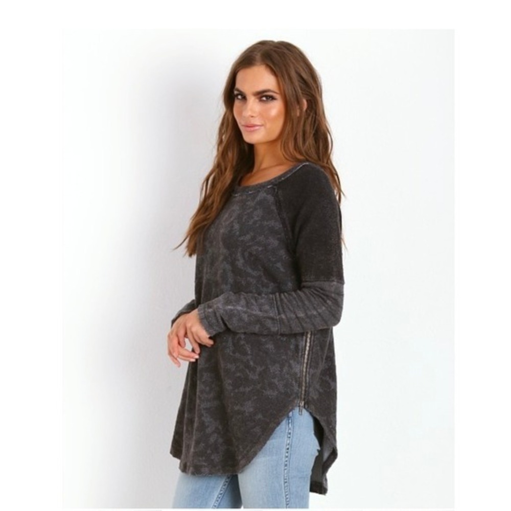 Free People "Bed of Roses" Textured Knit‎ Top – Light Gray & Charcoal – Size S